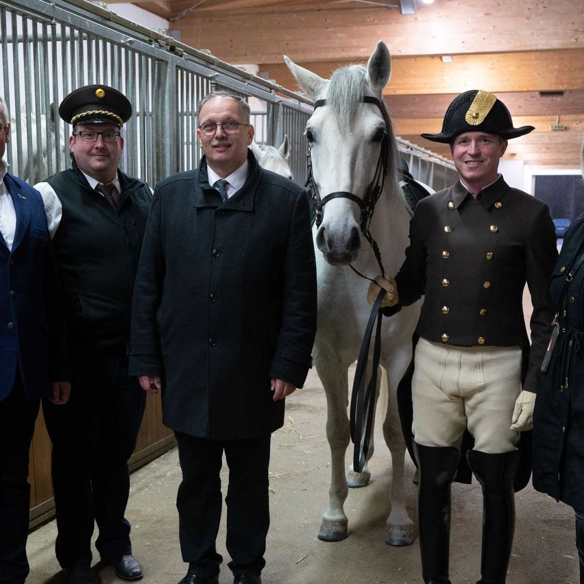 Bild enthält, Coat, Jacket, Blazer, Pants, Person, Portrait, Hat, Glove, People, Man