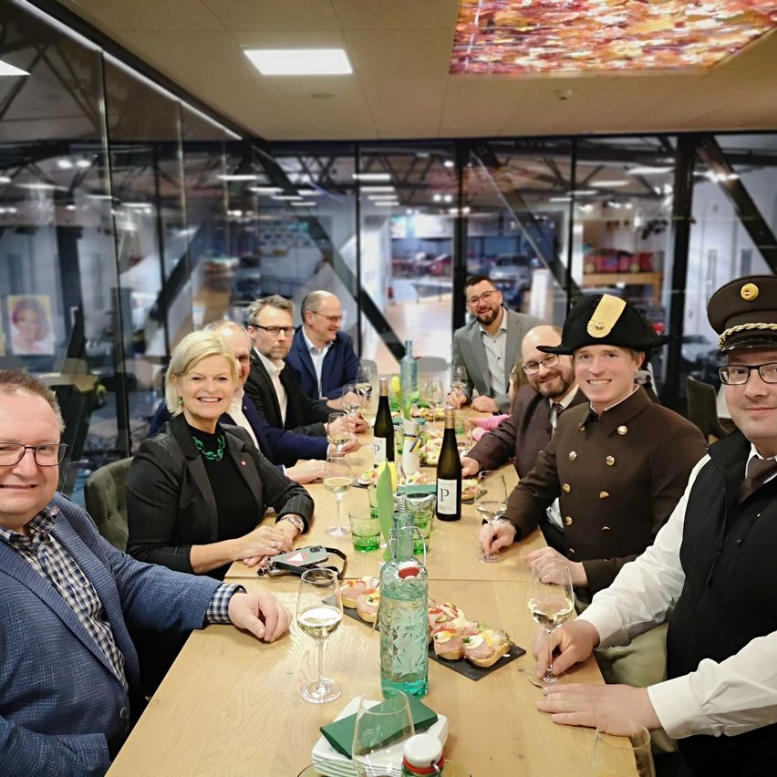 Bild enthält, Adult, Female, Person, Woman, Urban, Male, Man, People, Cup, Glasses