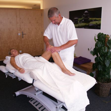 Bild enthält, Patient, Person, Plant, Adult, Male, Man, Therapy, Spa, Face, Head