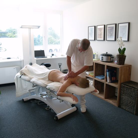 Bild enthält, Adult, Female, Person, Woman, Male, Man, Plant, Patient, Bed, Spa