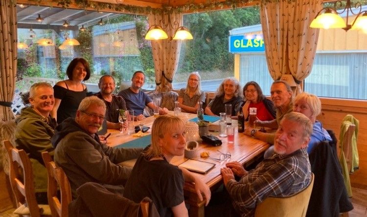 Gruppe von Menschen sitzt an einem Tisch in einem Restaurant in Österreich