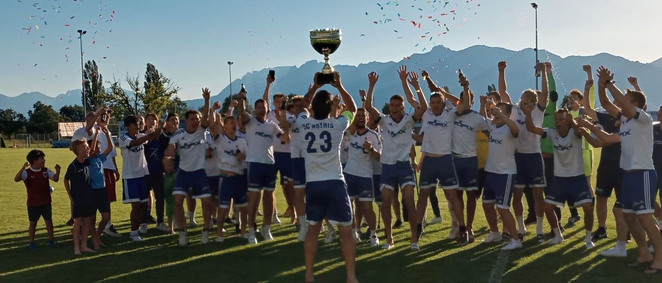 Bild enthält, Celebrating, Person, People, Clothing, Footwear, Shoe, Cheerleading, Baton, Stick