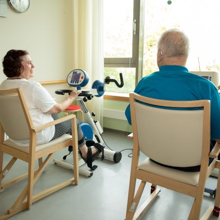 Bild enthält, Chair, Furniture, Adult, Female, Person, Woman, Male, Man, E-scooter, Face