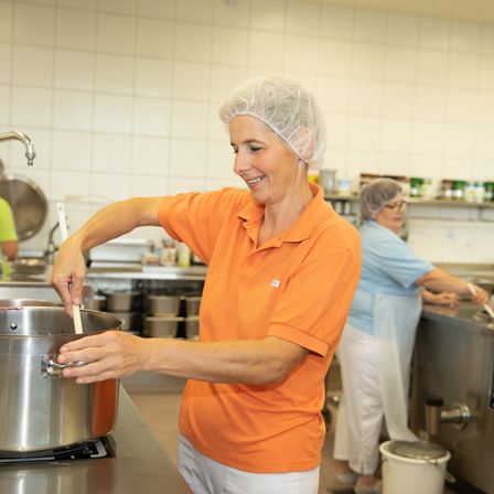 Bild enthält, Adult, Male, Man, Person, Stirring Food, Face, Head, Chef, Shoe, Glasses