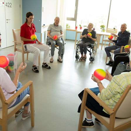 Bild enthält, People, Person, Chair, Adult, Male, Man, Waiting Room, Sphere, Shoe, Face