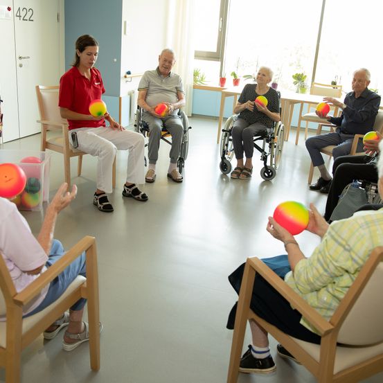 Bild enthält, People, Person, Chair, Adult, Male, Man, Waiting Room, Sphere, Shoe, Face