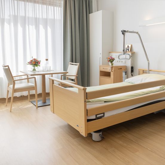 Bild enthält, Architecture, Building, Hospital, Bed, Furniture, Chair, Wood