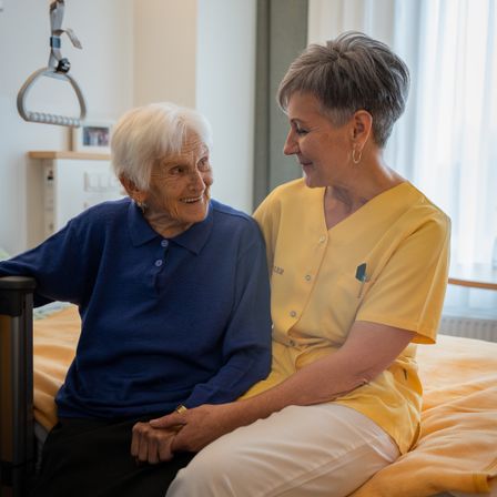 Bild enthält, Patient, Person, Building, Hospital, Adult, Male, Man, Therapy, Face, Head