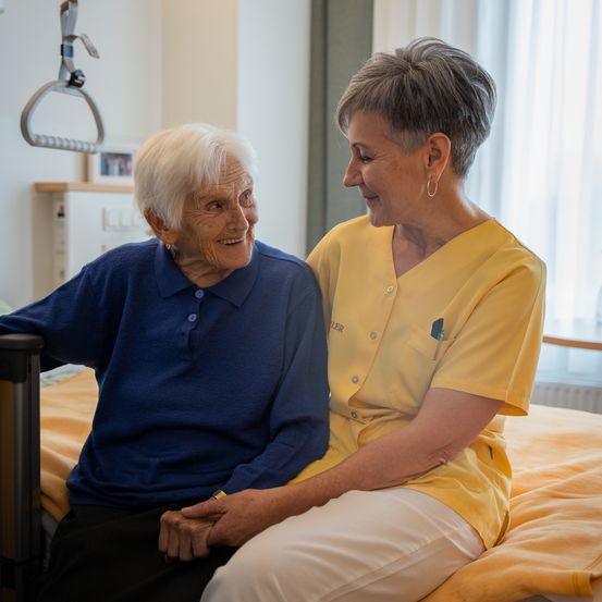 Bild enthält, Patient, Person, Building, Hospital, Adult, Male, Man, Therapy, Face, Head