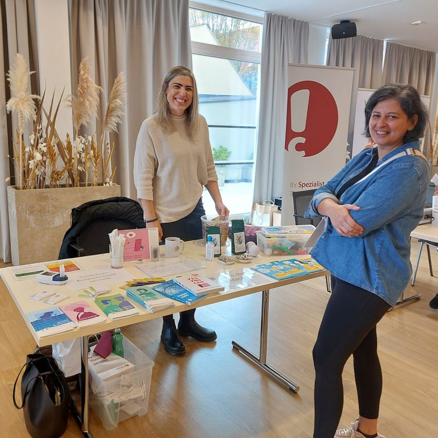 Bild enthält, Furniture, Table, Desk, Dining Table, Adult, Female, Person, Woman, People, Dining Room