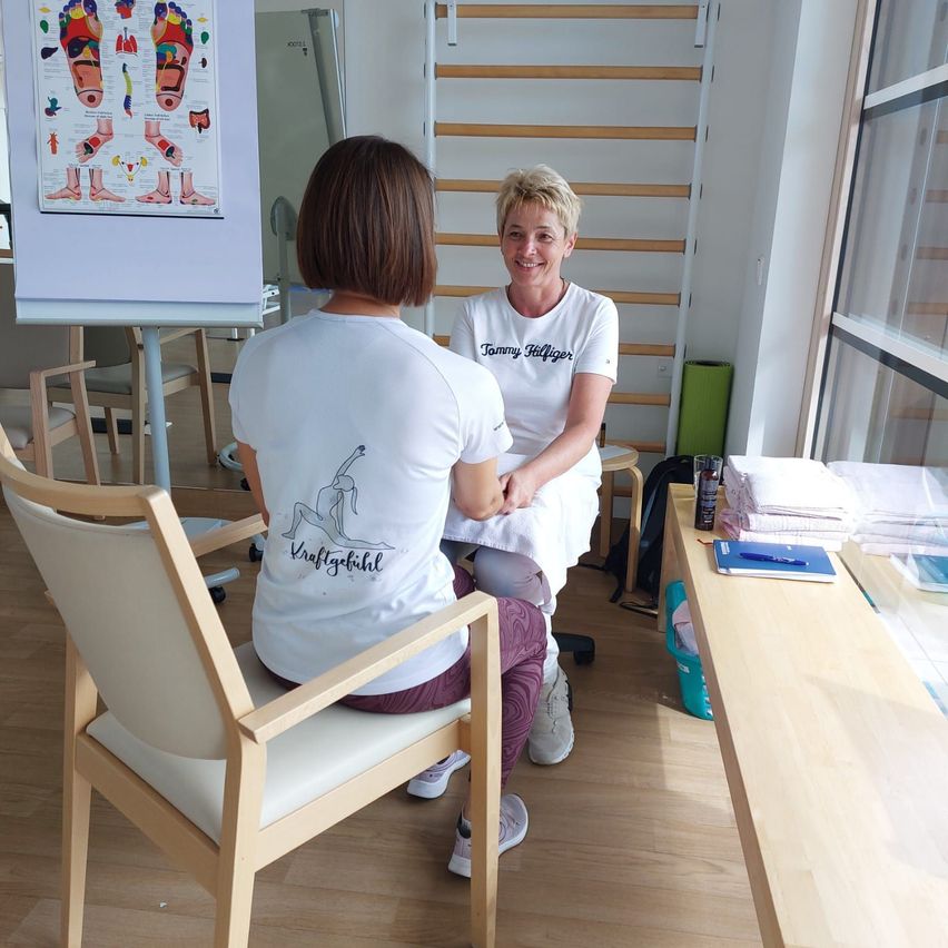 Bild enthält, Furniture, Table, T-Shirt, Desk, Plywood, Wood, Person, Sitting, Chair, Woman