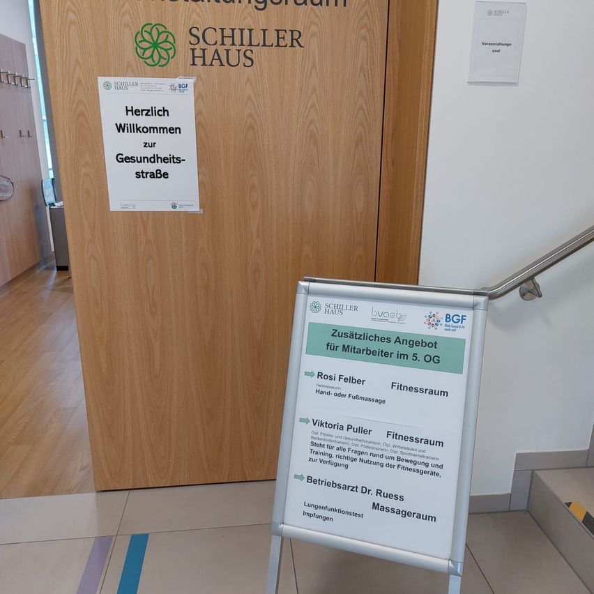 Bild enthält, Advertisement, Text, White Board