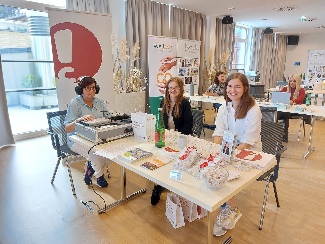 Bild enthält, Table, Desk, Adult, Female, Person, Woman, Indoors, Girl, Teen, Headphones
