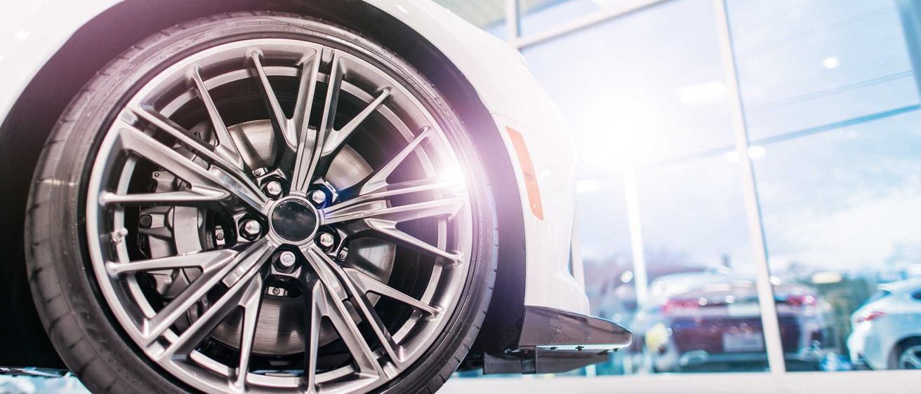 Bild enthält, Machine, Tire, Wheel, Alloy Wheel, Car, Car Wheel, Spoke, Transportation, Vehicle