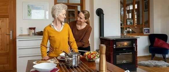 Bild enthält, Indoors, Kitchen, Food, Meal, Furniture, Table, Building, Dining Room, Dining Table, Room