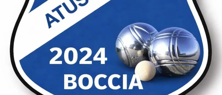 Ein blaues Schildlogo für ATUS FERNDORF mit dem Jahr 2024 und dem Wort BOCCIAE darunter, mit drei metallischen Kugeln und einer weißen Kugel.