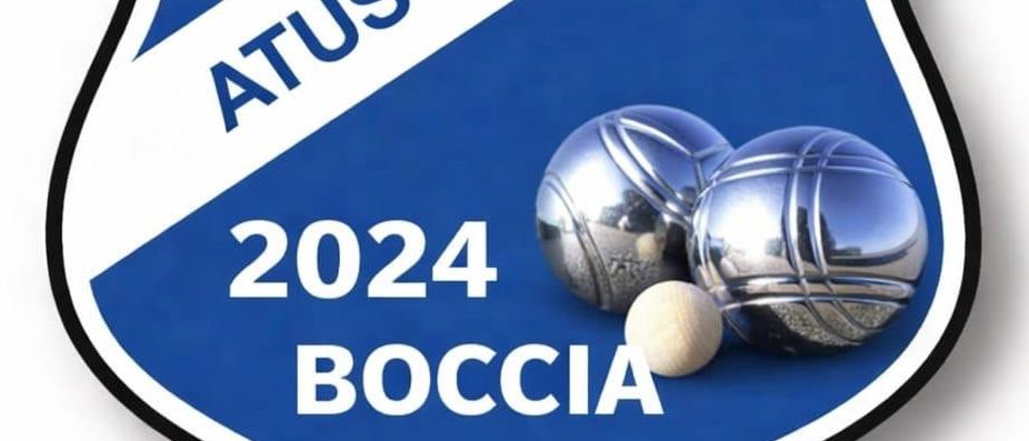 Ein blaues Schildlogo für ATUS FERNDORF mit dem Jahr 2024 und dem Wort BOCCIAE darunter, mit drei metallischen Kugeln und einer weißen Kugel.