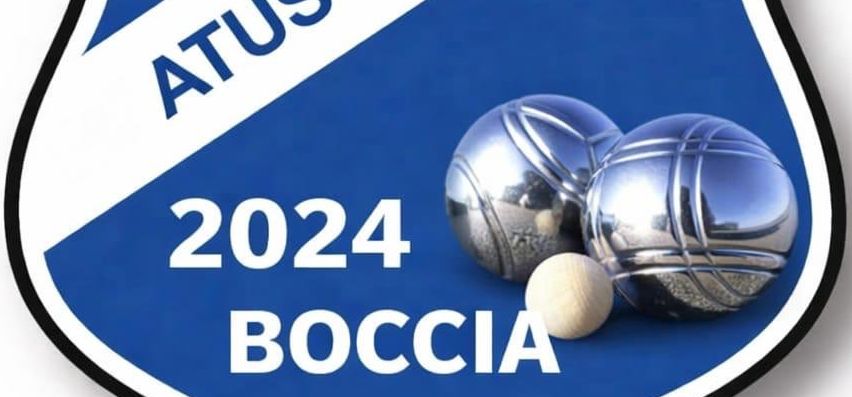 Ein blaues Schildlogo für ATUS FERNDORF mit dem Jahr 2024 und dem Wort BOCCIAE darunter, mit drei metallischen Kugeln und einer weißen Kugel.