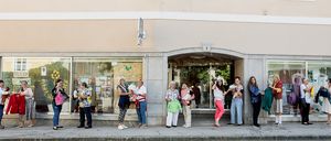 Bild enthält, Person, Walking, People, Architecture, Building, Pants, Shop, Handbag, Shopping Mall, Jeans