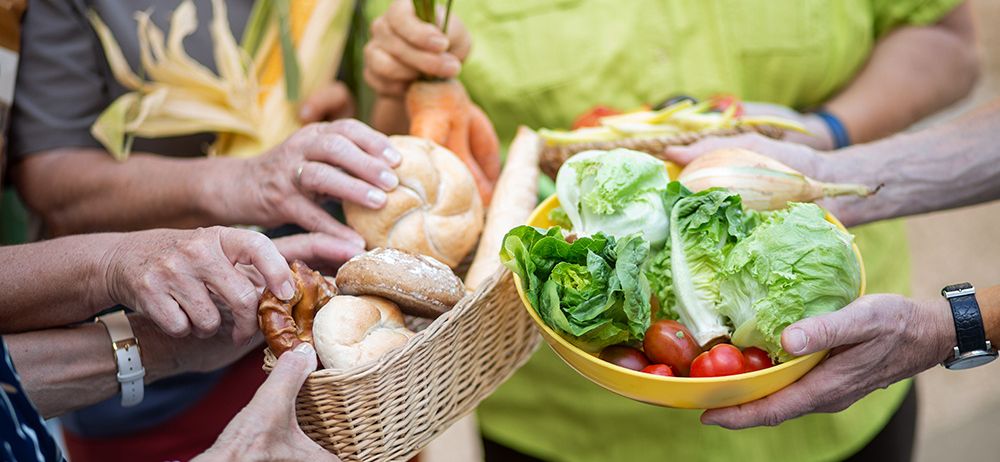 Bild enthält, Food, Food Presentation, Person, Bread, Cream, Dessert, Ice Cream, Cooking, Mixing Food