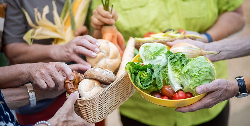 Bild enthält, Food, Food Presentation, Person, Bread, Cream, Dessert, Ice Cream, Cooking, Mixing Food