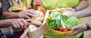 Bild enthält, Food, Food Presentation, Person, Bread, Cream, Dessert, Ice Cream, Cooking, Mixing Food