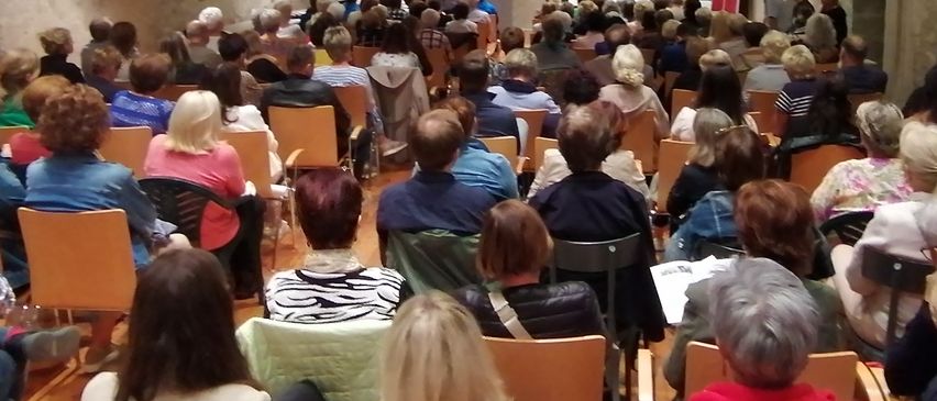 Bild enthält, People, Person, Building, Crowd, Adult, Female, Woman, Indoors, Boy, Child