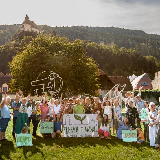 Bild enthält, Grass, Plant, People, Person, Outdoors, Nature, Countryside
