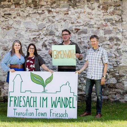 Bild enthält, People, Person, Grass, Pants, Groupshot, Wall, Adult, Male, Man, Skirt