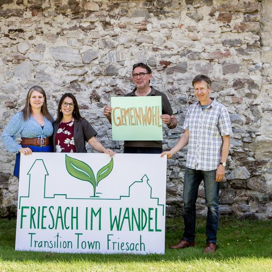 Bild enthält, People, Person, Grass, Pants, Groupshot, Wall, Adult, Male, Man, Skirt
