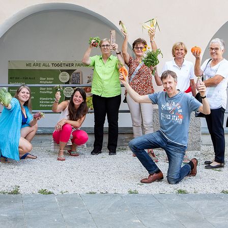 Bild enthält, People, Person, Adult, Female, Woman, Pants, Male, Man, Celebrating, Jeans