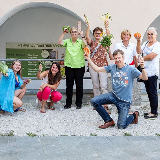 Bild enthält, People, Person, Adult, Female, Woman, Pants, Male, Man, Celebrating, Jeans