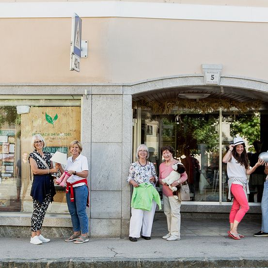Bild enthält, People, Person, Walking, Building, Pants, Shop, Dress, Jeans, Urban, Handbag