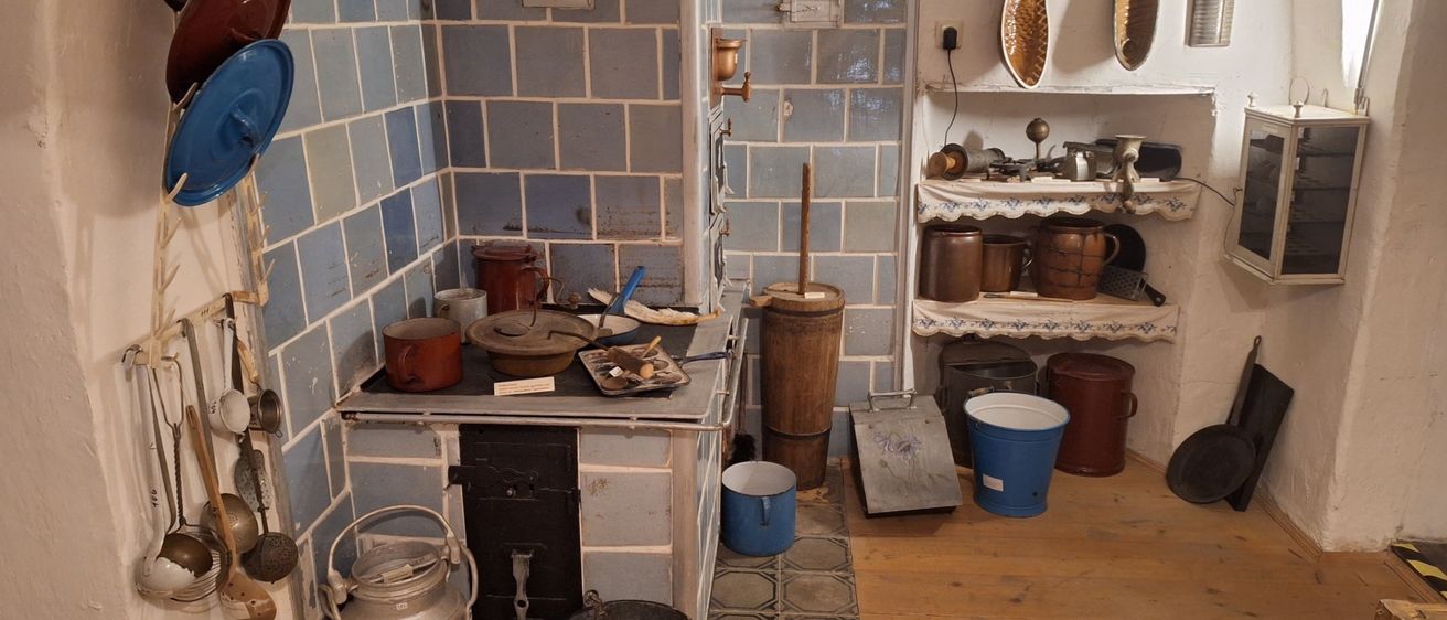 Bild enthält, Floor, Architecture, Building, Flooring, Wood, Indoors, Interior Design, Shelf, Kitchen