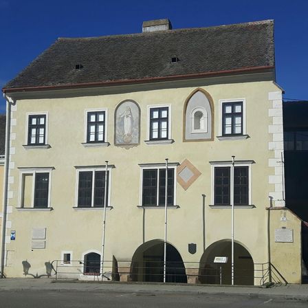 Bild enthält, Arch, Architecture, Gothic Arch, Building, Monastery, Housing, House