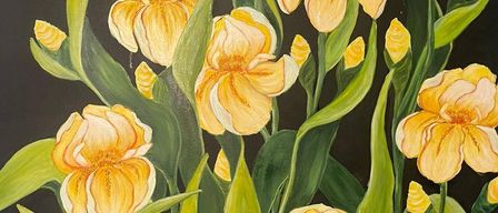 Ein Gemälde von leuchtend gelben Irisblumen vor schwarzem Hintergrund. Die Blumen sind lebhaft, mit einigen Blättern um sie herum.