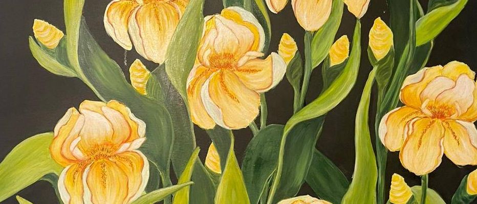 Ein Gemälde von leuchtend gelben Irisblumen vor schwarzem Hintergrund. Die Blumen sind lebhaft, mit einigen Blättern um sie herum.