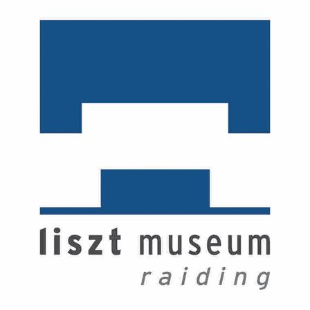 Das Logo des Liszt-Museums Raiding zeigt ein blaues Quadrat mit weißem Umriss, gefolgt von den Worten 'Liszt Museum Raiding' in Schwarz.