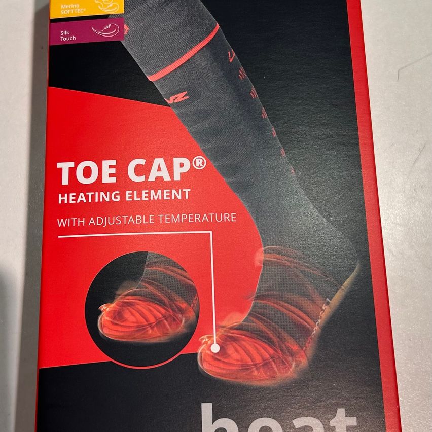 Ein Poster für TOE CAP Heizsocken, mit rotem Hintergrund, Nahaufnahme des Heizelements und Details zur einstellbaren Temperatur.