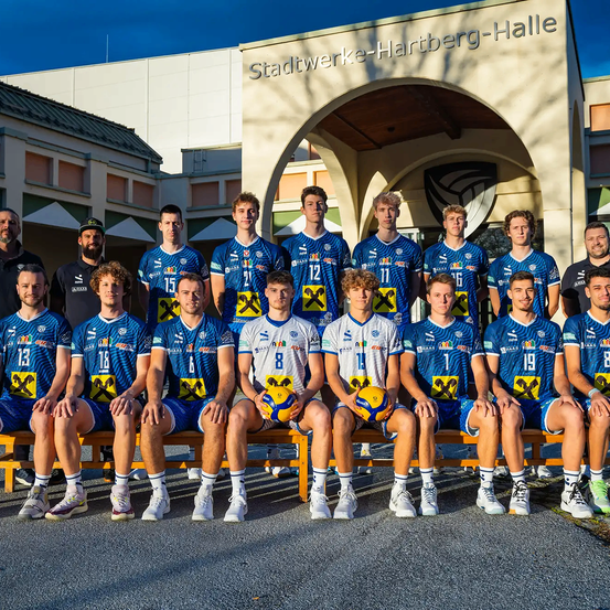 Bild enthält, People, Person, Boy, Male, Teen, Shorts, Groupshot, Adult, Man, Volleyball (Ball)