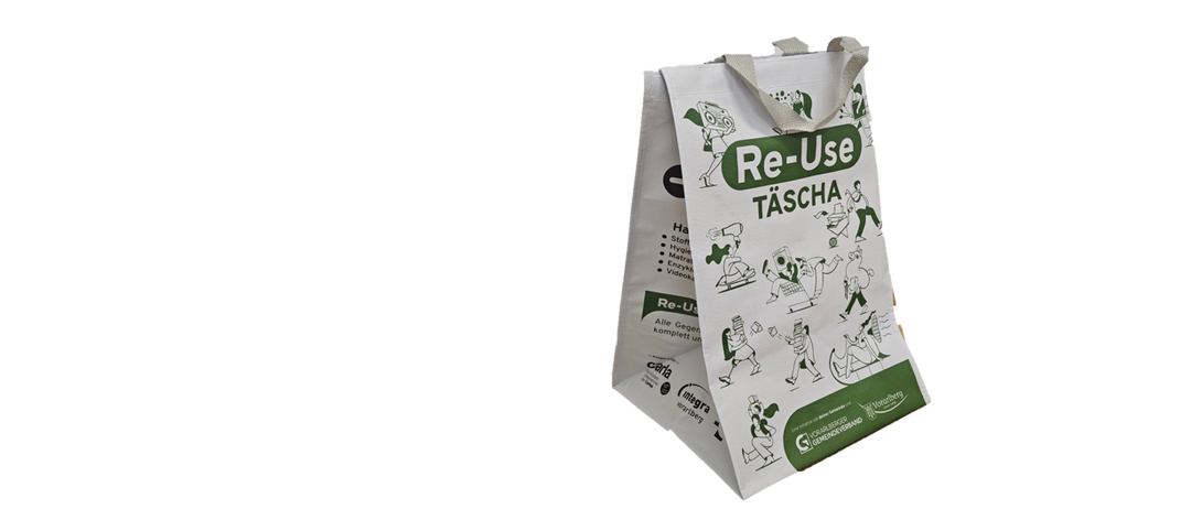 Eine wiederverwendbare weiße Tasche mit grauem Henkel und grünem Text 'Re-Use' und 'TAESHA' darauf. Sie hat Illustrationen von Menschen und Objekten auf der Seite.