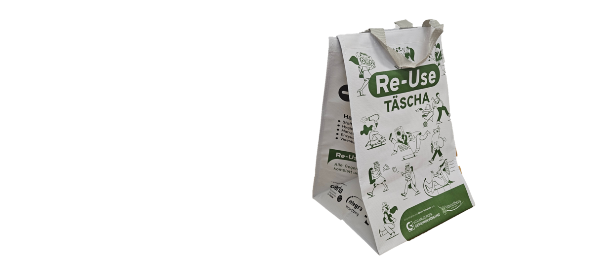 Eine wiederverwendbare weiße Tasche mit grauem Henkel und grünem Text 'Re-Use' und 'TAESHA' darauf. Sie hat Illustrationen von Menschen und Objekten auf der Seite.
