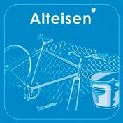 Eine Illustration eines Fahrrads, eines Eimers und eines Zauns mit dem Wort Alteisen in Weiß auf blauem Hintergrund.