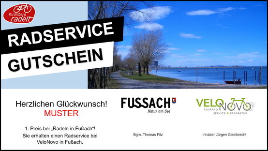 Eine Werbung für Fussach, die eine malerische Seeansicht zeigt und einen Fahrradservice bewirbt. Der Text lautet 'Herzlichen Glückwunsch! Mieten Sie ein Fahrrad in Fussach!' und zeigt ein Logo.
