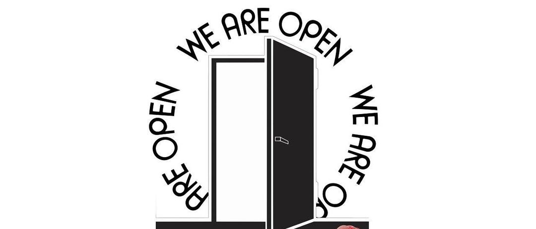 Ein Bild zeigt eine offene Tür mit den Worten 'Wir sind offen' darum. Eine Hand hält die Tür offen.