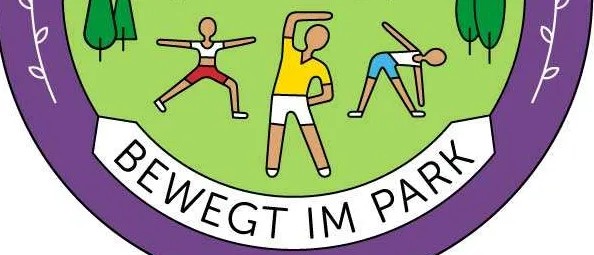 Ein kreisförmiges Logo zur Feier des 10-jährigen Jubiläums von 'Bewegt im Park' mit Menschen, die Yoga in einem Park mit Häusern und Bäumen um sie herum machen.