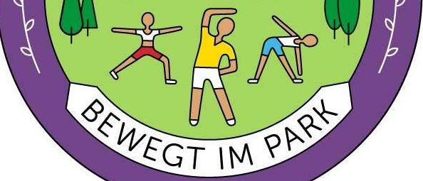 Ein kreisförmiges Logo zur Feier des 10-jährigen Jubiläums von 'Bewegt im Park' mit Menschen, die Yoga in einem Park mit Häusern und Bäumen um sie herum machen.