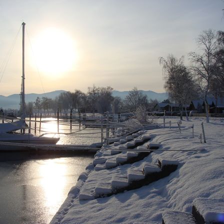 Bild enthält, Waterfront, Boat, Sailboat, Watercraft, Pier, Port, Outdoors, Nature, Scenery, Sky