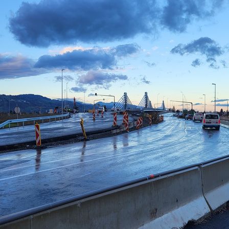 Bild enthält, Water, Waterfront, Watercraft, Port, Pier, Car, Harbor, Cityscape, Sailboat, Barge