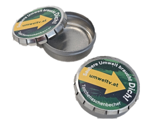 Two tins with green and yellow labels that read 'umweltv.at' and 'Saubere Umwelt Braucht Dich'. The left tin has an open top, while the right tin has a closed lid.